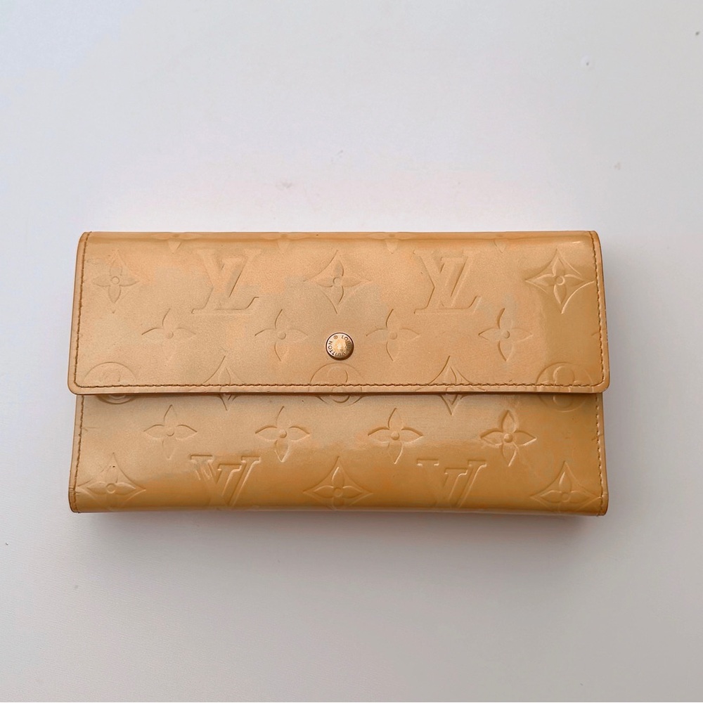 Authentic Louis Vuitton Vernis Sarah Wallet –Beige Monogram Patent Leather